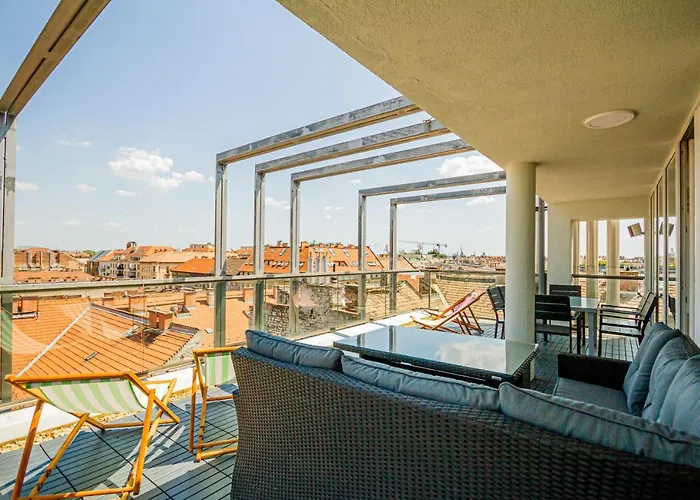 Luxury Apartment With Balcony In Downtown