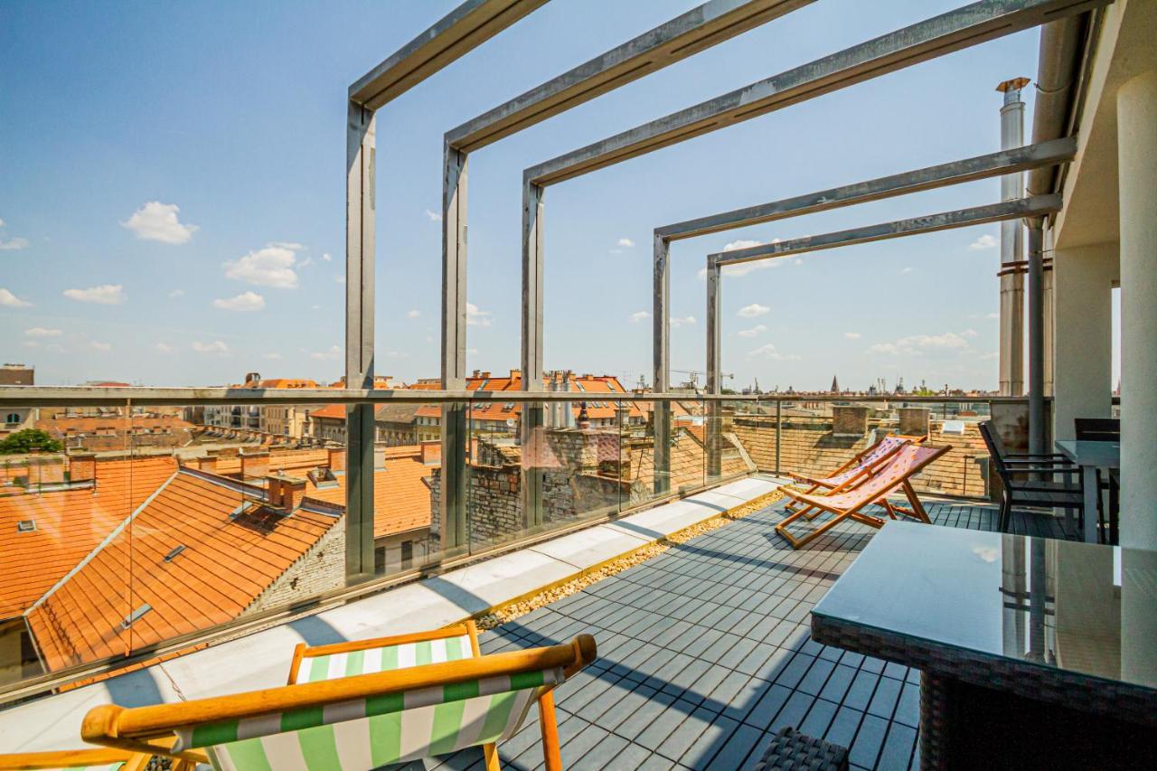 Luxury With Balcony In Downtown Apartament
