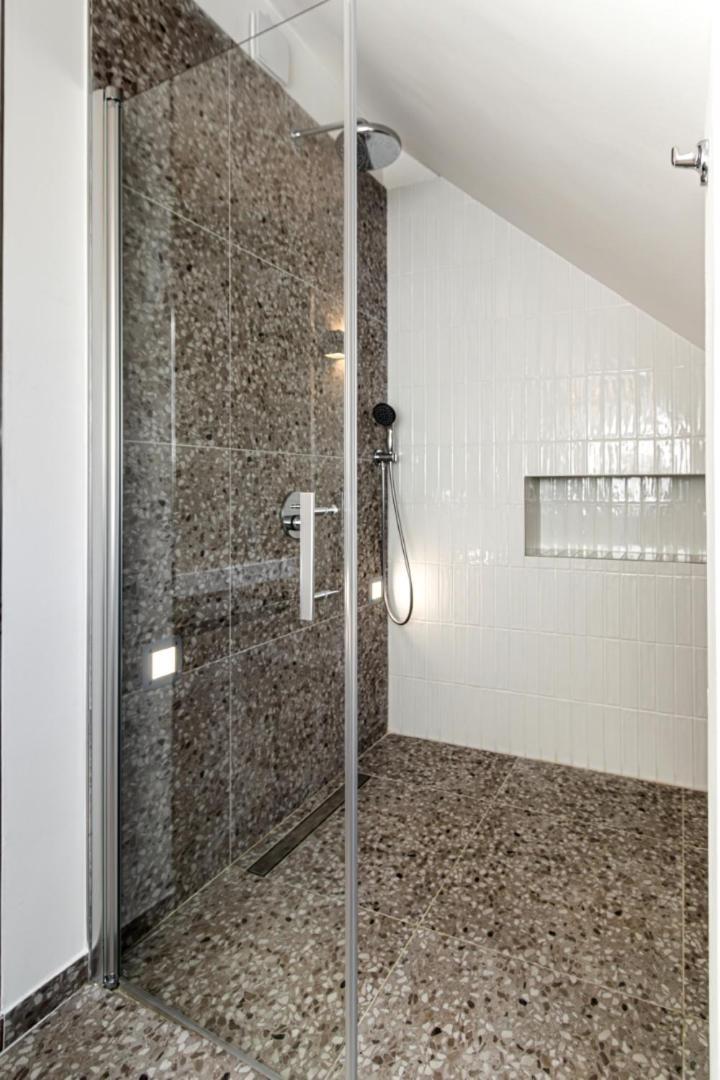 Luxury With Balcony In Downtown Apartament