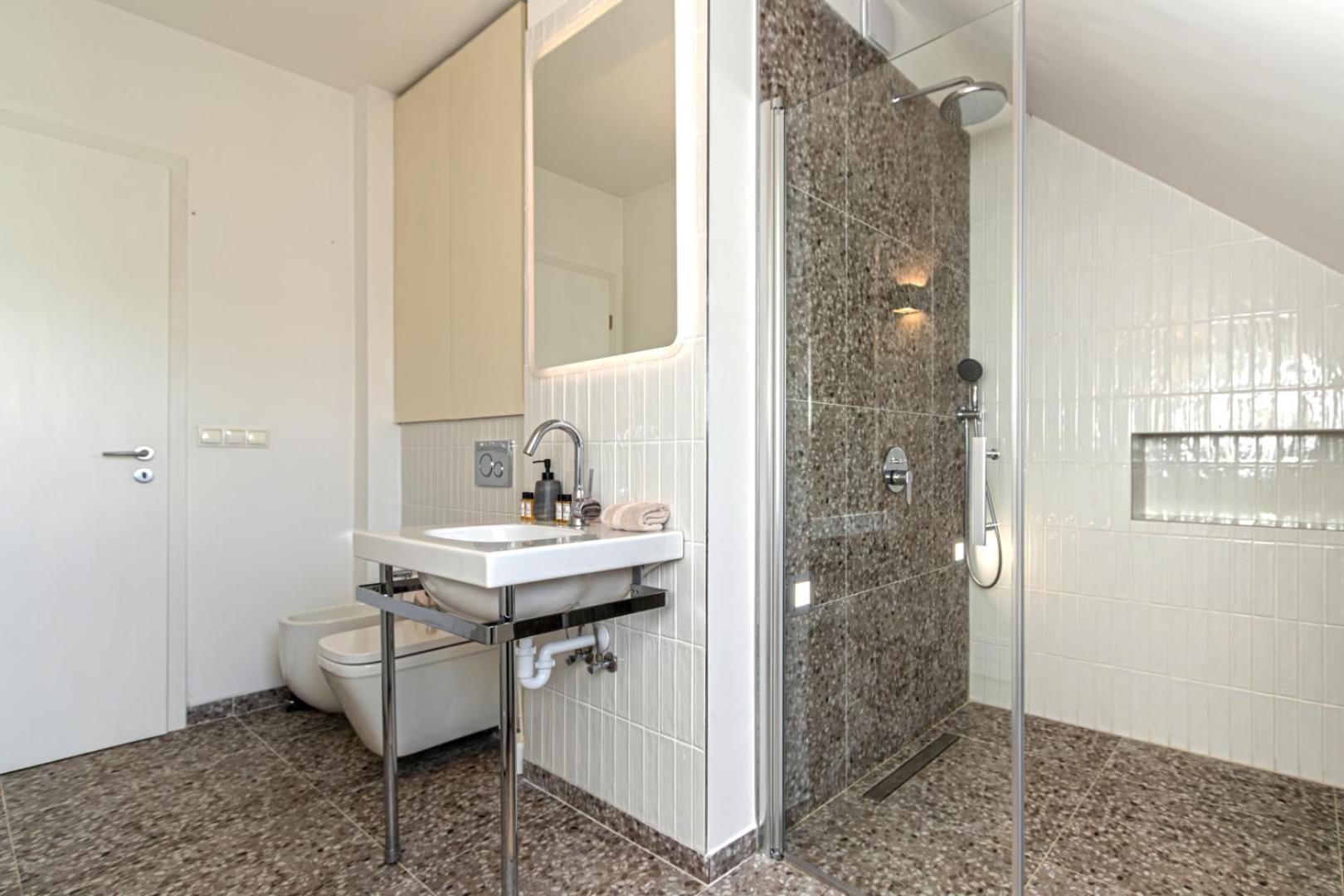 Luxury With Balcony In Downtown Apartament *